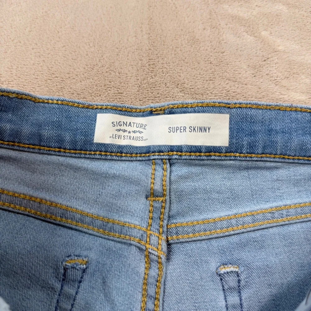 Signature by Levi Strauss Super Skinny Jean Womens 28 Light Wash Distressed Good